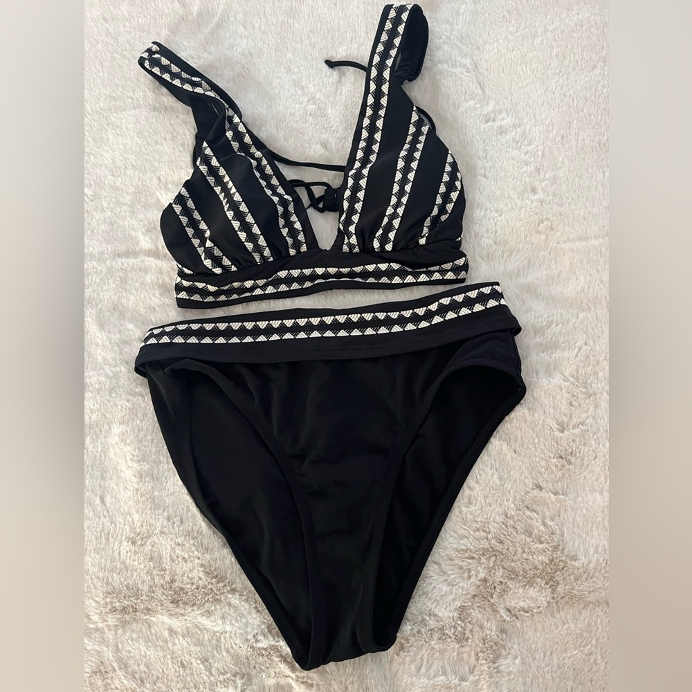 Robin Piccone bikini
Small